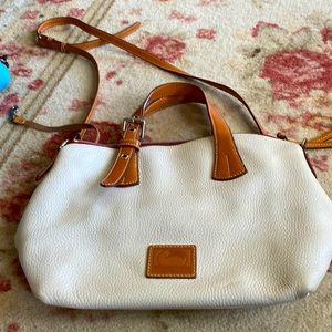 Cream/white purse. Gently used bag. Bundle & save $